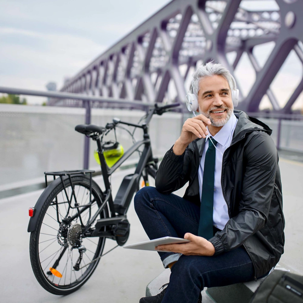 Mann im Anzug neben Fahrrad